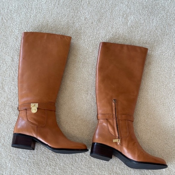 NWOT WOMEN'S MICHAEL KORS HAMILTON RIDING LIGHT BROWN LEATHER BOOT, SIZE: 9M - Picture 2 of 10